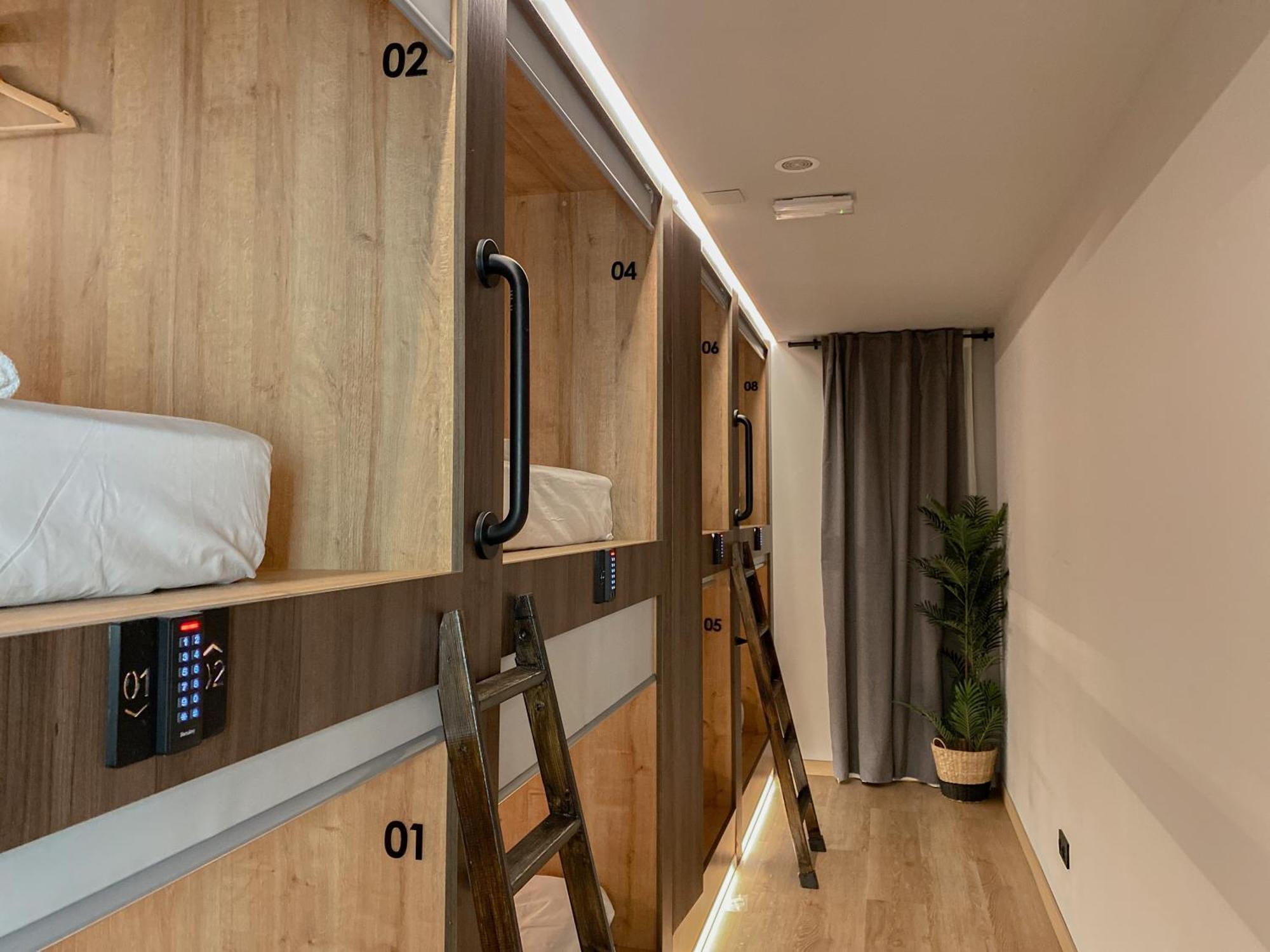 The Pod Suite Hostel Blasco Валенсія Екстер'єр фото